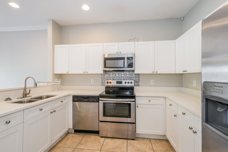 1,885/Mo, 6527 Quiet Pool Ct Apollo Beach, FL 33572 Kitchen View 2