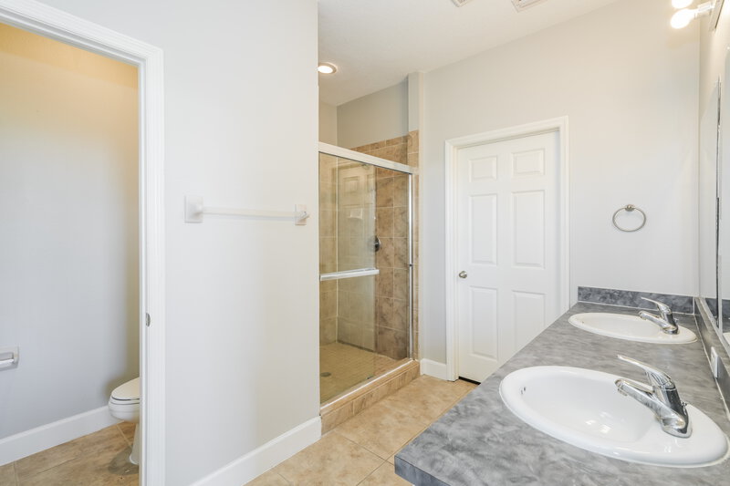 1,885/Mo, 6527 Quiet Pool Ct Apollo Beach, FL 33572 Main Bathroom View