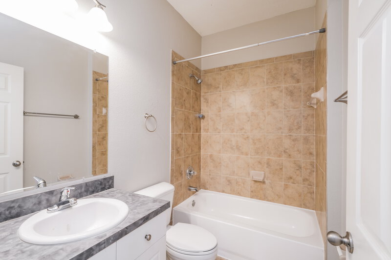 1,885/Mo, 6527 Quiet Pool Ct Apollo Beach, FL 33572 Bathroom View