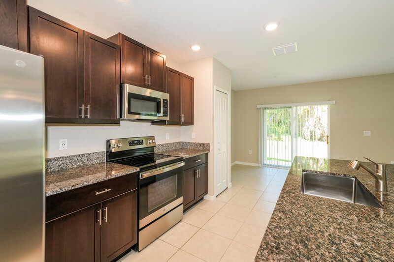 2,525/Mo, 7324 Spring Snowflake Ave Tampa, FL 33619 Kitchen View 2