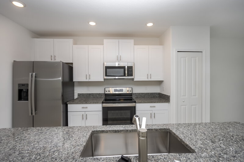 2,495/Mo, 7336 Spring Snowflake Ave Tampa, FL 33619 Kitchen View 3