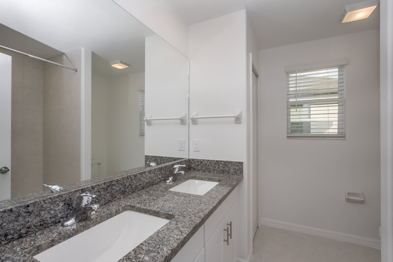 2,495/Mo, 7336 Spring Snowflake Ave Tampa, FL 33619 Main Bathroom View