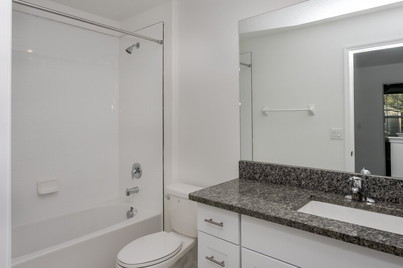 2,495/Mo, 7336 Spring Snowflake Ave Tampa, FL 33619 Bathroom View 2