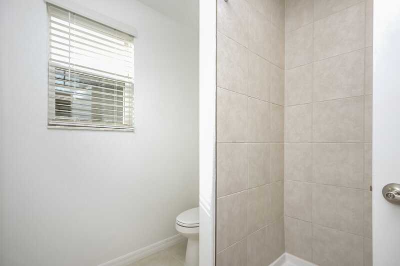 2,420/Mo, 7320 Spring Snowflake Ave Tampa, FL 33619 Main Bathroom View