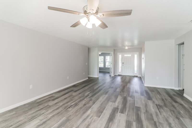 1,830/Mo, 5468 Chestnut Ridge Rd Dade City, FL 33523 Living Room View 2