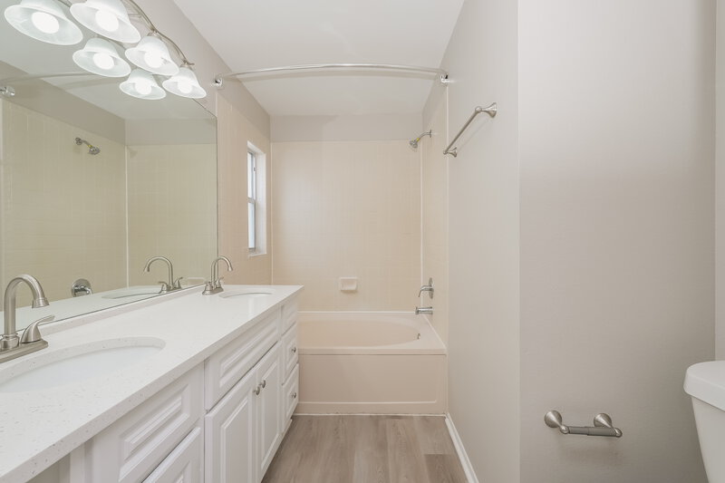 2,570/Mo, 11110 Bloomington Dr Tampa, FL 33635 Main Bathroom View