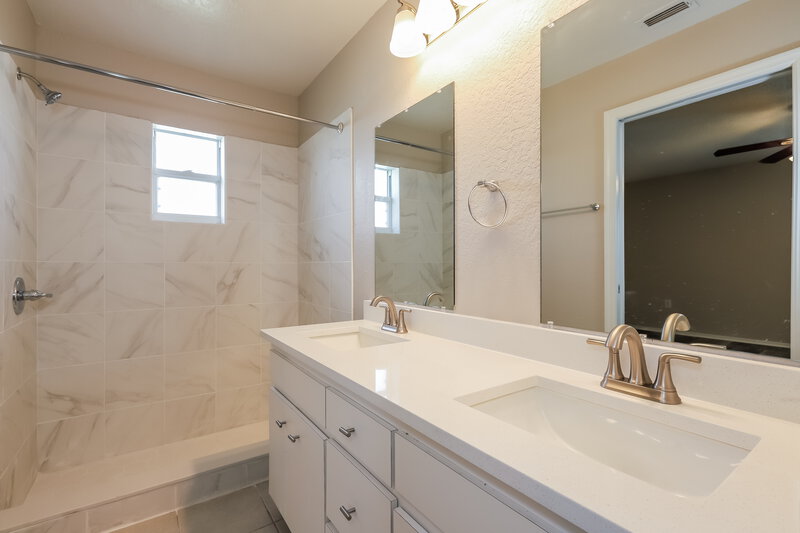 1,990/Mo, 3180 Thoroughbred Loop N Lakeland, FL 33811 Main Bathroom View