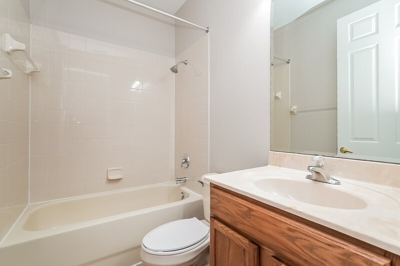 2,460/Mo, 20355 Chestnut Grove Dr Tampa, FL 33647 Bathroom View