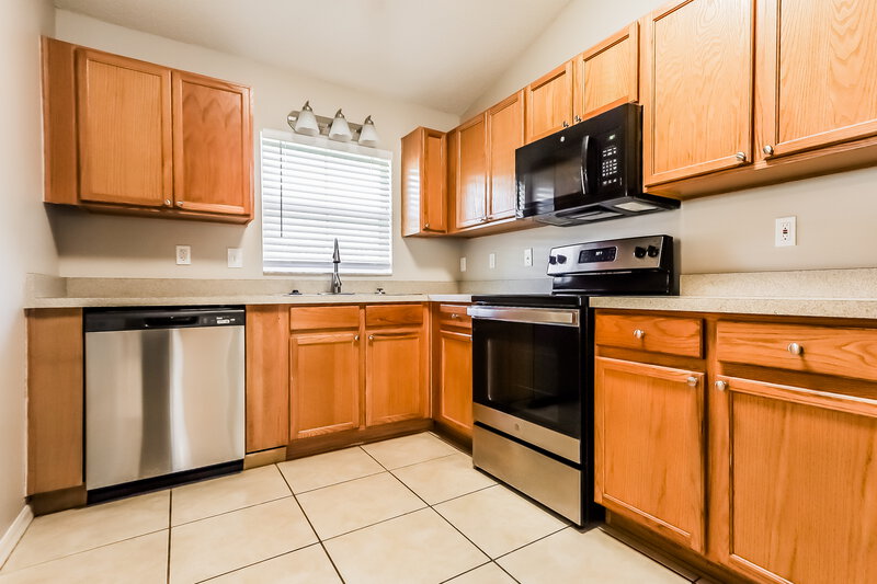 3,040/Mo, 11730 Lynn Brook Cir Seffner, FL 33584 Kitchen View