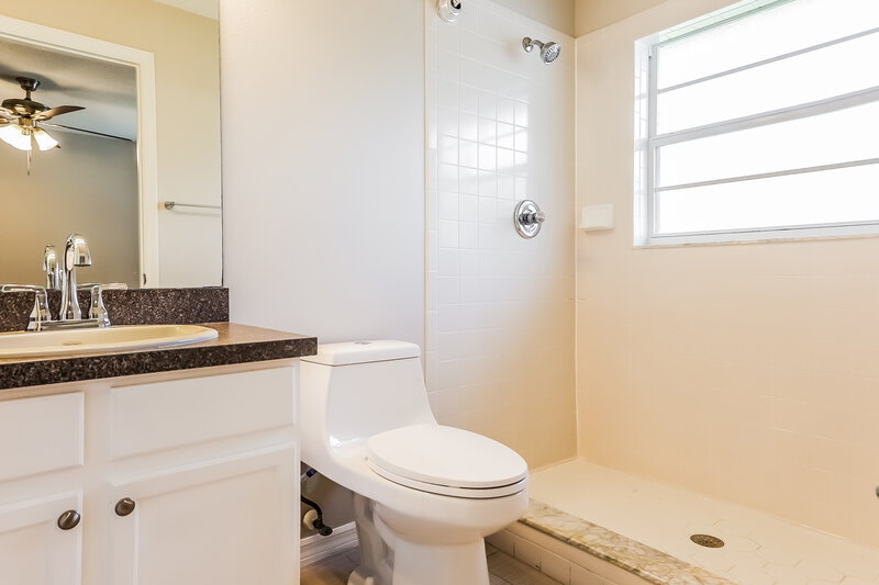 3,040/Mo, 11730 Lynn Brook Cir Seffner, FL 33584 Main Bathroom View