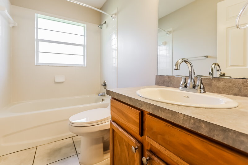 3,040/Mo, 11730 Lynn Brook Cir Seffner, FL 33584 Bathroom View