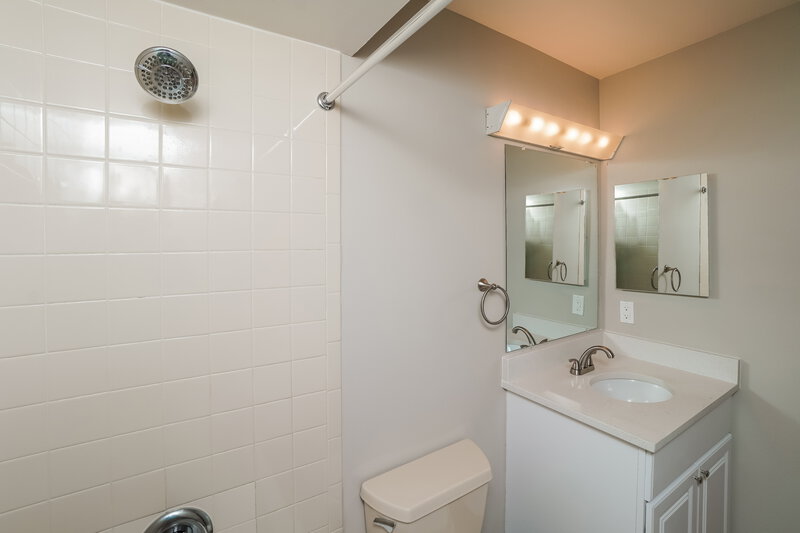 2,340/Mo, 16414 Bonneville Dr Tampa, FL 33624 Bathroom View