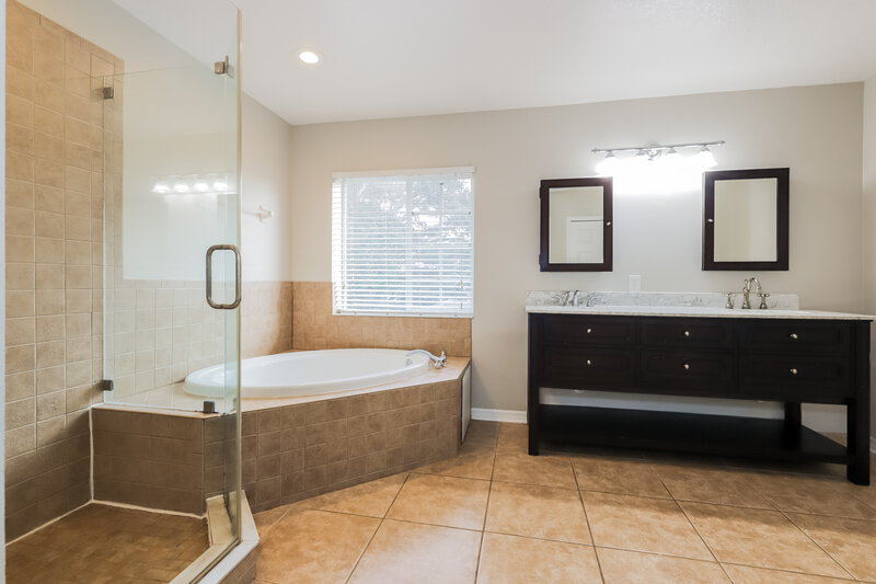 3,360/Mo, 4232 Balington Dr Valrico, FL 33596 Main Bathroom View