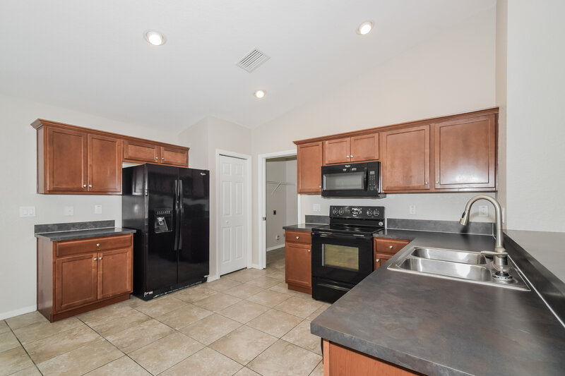 1,995/Mo, 4101 Sundance Place Loop Mulberry, FL 33860 Kitchen View
