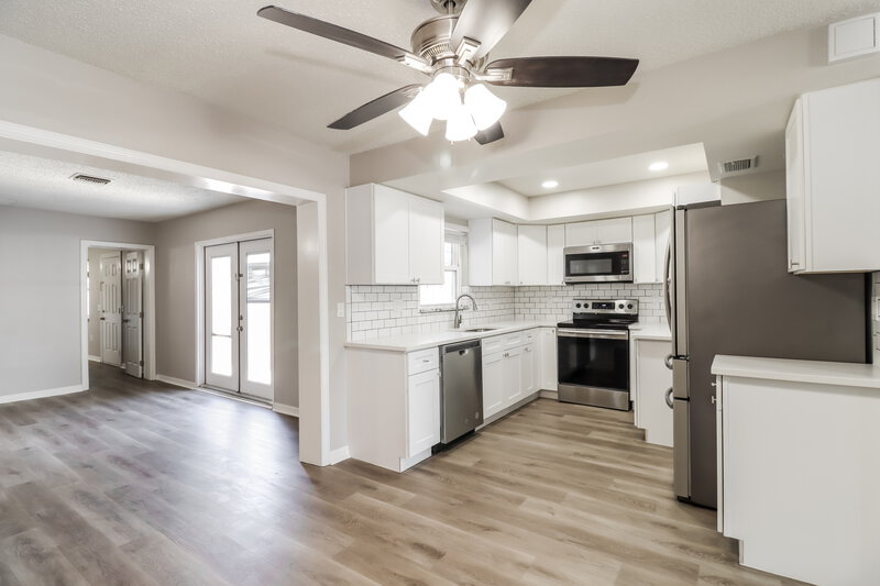 3,245/Mo, 7983 Shadow Run Dr Largo, FL 33773 Kitchen View