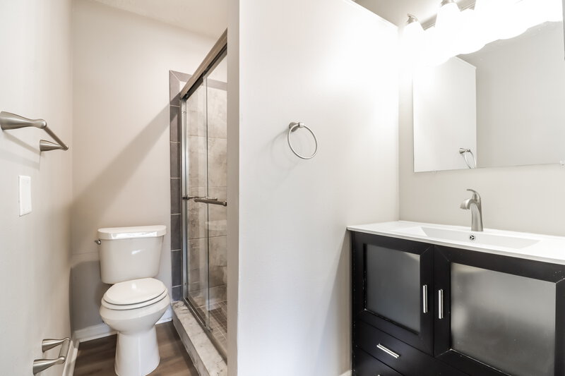 3,245/Mo, 7983 Shadow Run Dr Largo, FL 33773 Main Bathroom View