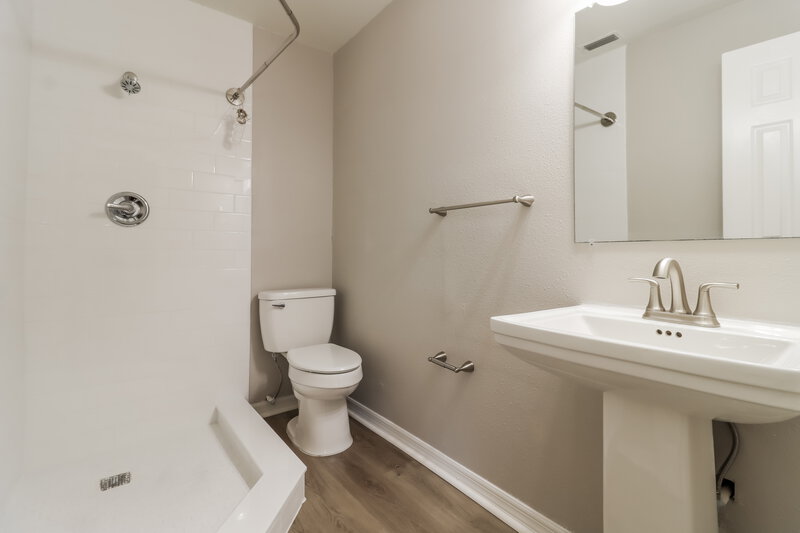 3,245/Mo, 7983 Shadow Run Dr Largo, FL 33773 Main Bathroom View 2