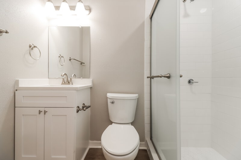 3,245/Mo, 7983 Shadow Run Dr Largo, FL 33773 Bathroom View