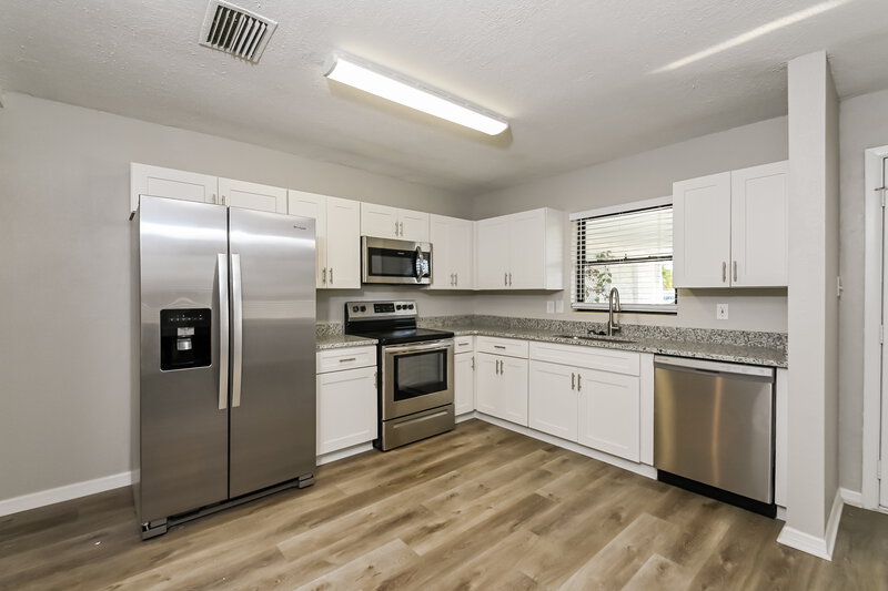 1,780/Mo, 1827 Rotary Dr Lakeland, FL 33801 Kitchen View