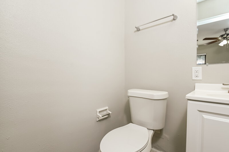 1,780/Mo, 1827 Rotary Dr Lakeland, FL 33801 Main Bathroom View