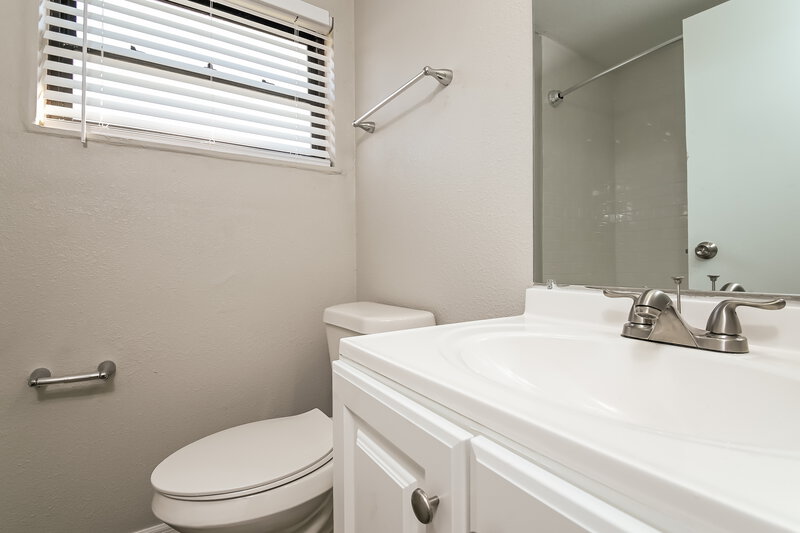 1,780/Mo, 1827 Rotary Dr Lakeland, FL 33801 Bathroom View