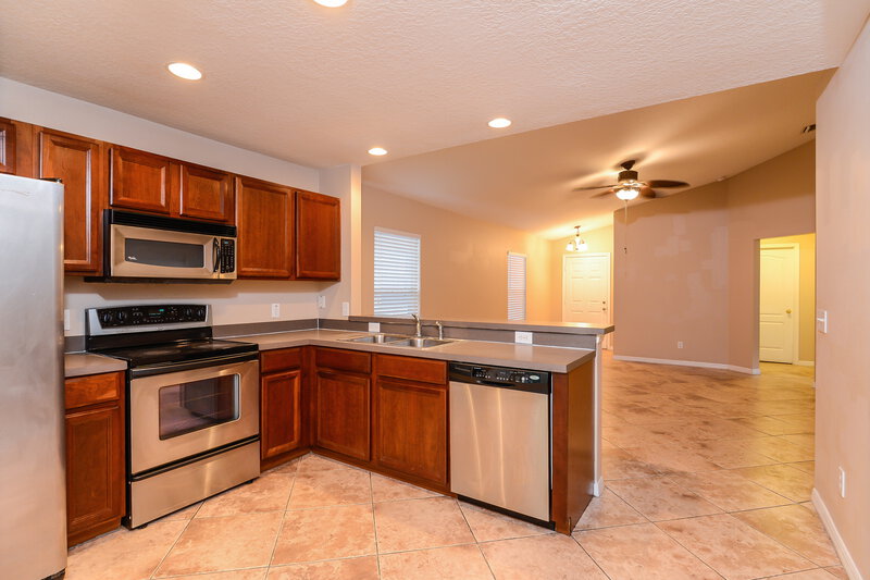 3,170/Mo, 7116 Kendall Heath Way Land O' Lakes, FL 34637 Kitchen View 2