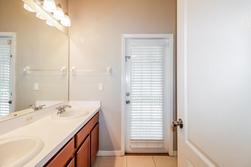 1,860/Mo, 14633 Deacon Ct Spring Hill, FL 34609 Bathroom View