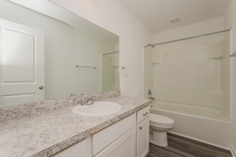 2,385/Mo, 415 Barrier Reef St Ruskin, FL 33570 Bathroom View