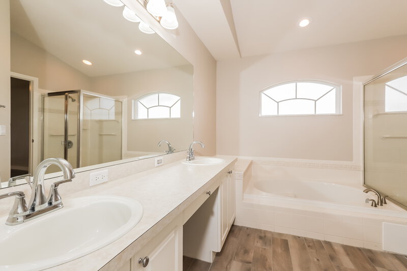 2,645/Mo, 2864 Meridian Point Ln Lakeland, FL 33812 Main Bathroom View