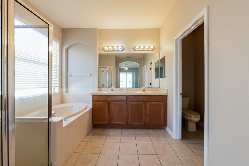 2,290/Mo, 5228 Clover Mist Dr Apollo Beach, FL 33572 Main Bathroom View