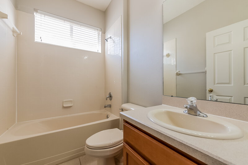 2,290/Mo, 5228 Clover Mist Dr Apollo Beach, FL 33572 Bathroom View