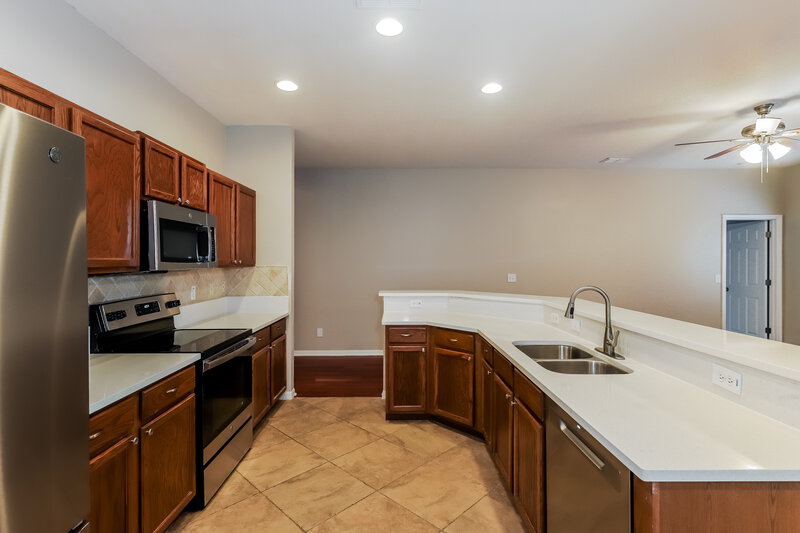 2,545/Mo, 714 Parsons Pointe St Seffner, FL 33584 Kitchen View