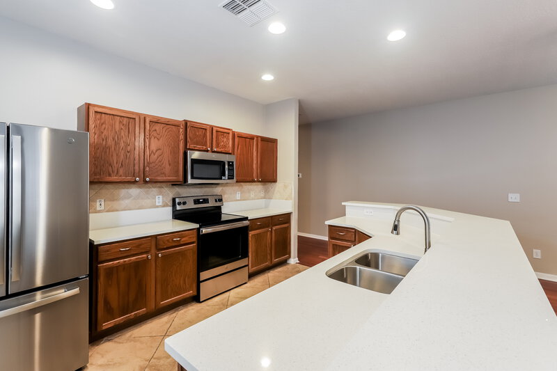2,545/Mo, 714 Parsons Pointe St Seffner, FL 33584 Kitchen View 2