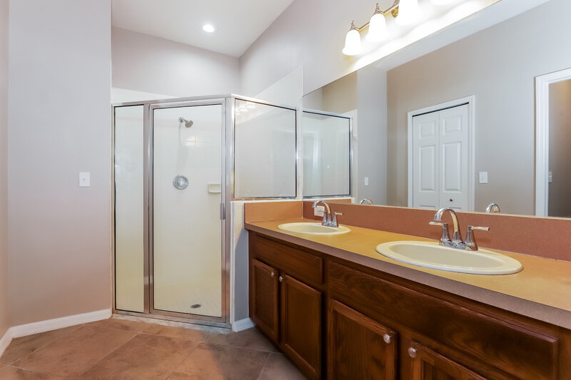 2,545/Mo, 714 Parsons Pointe St Seffner, FL 33584 Main Bathroom View