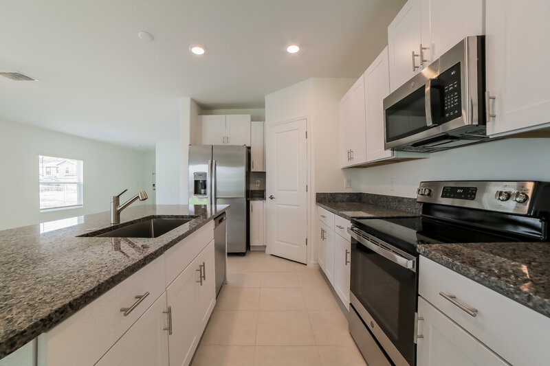 2,625/Mo, 7230 Spring Snowflake Ave Tampa, FL 33619 Kitchen View