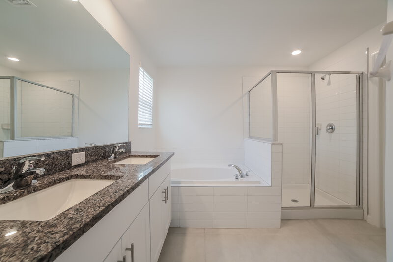 2,625/Mo, 7230 Spring Snowflake Ave Tampa, FL 33619 Main Bathroom View