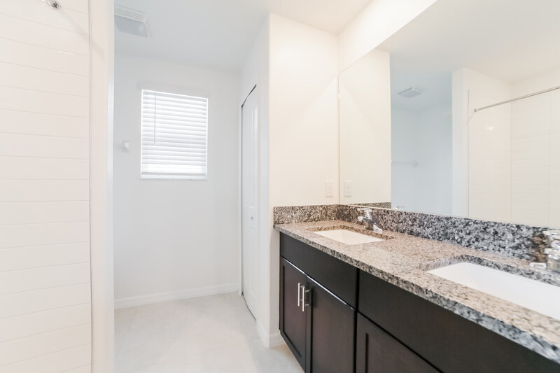 2,530/Mo, 7302 Spring Snowflake Ave Tampa, FL 33619 Main Bathroom View