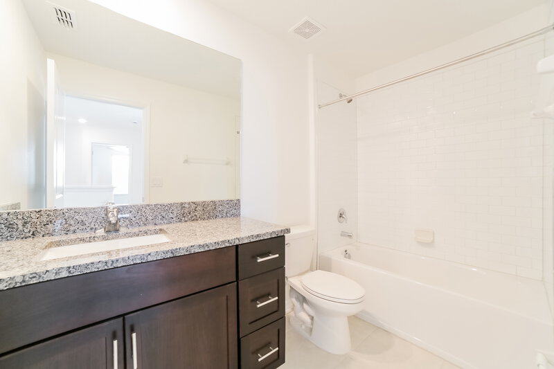 2,530/Mo, 7302 Spring Snowflake Ave Tampa, FL 33619 Bathroom View