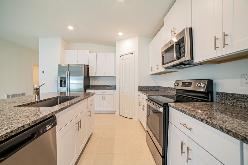 2,690/Mo, 4225 Globe Thistle Dr Tampa, FL 33619 Kitchen View