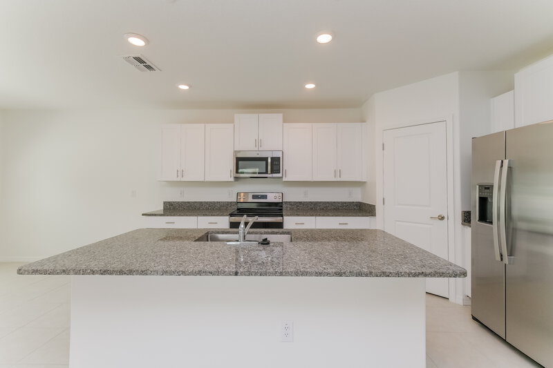 2,615/Mo, 7337 Spring Snowflake Ave Tampa, FL 33619 Kitchen View 2