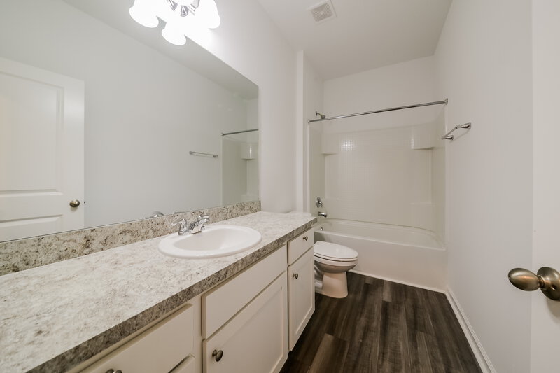 2,695/Mo, 996 Ocean Spray Dr Ruskin, FL 33570 Bathroom View 2