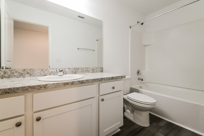 2,310/Mo, 984 Ocean Spray Dr Ruskin, FL 33570 Bathroom View