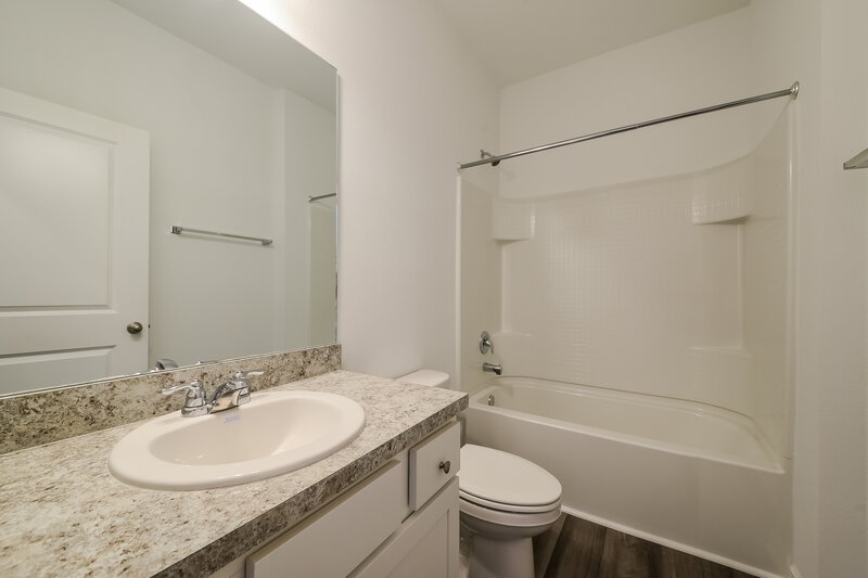 2,310/Mo, 984 Ocean Spray Dr Ruskin, FL 33570 Bathroom View 2
