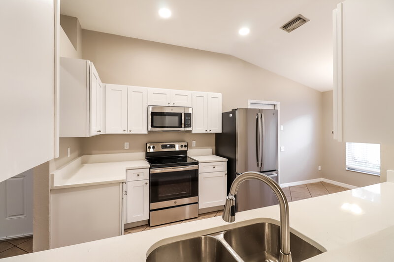 2,320/Mo, 12606 Early Run Ln Riverview, FL 33578 Kitchen View 2