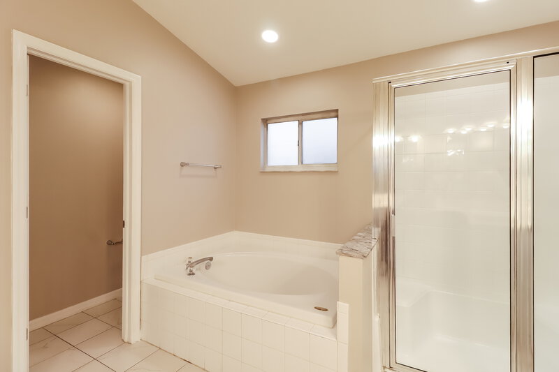 2,320/Mo, 12606 Early Run Ln Riverview, FL 33578 Main Bathroom View 2