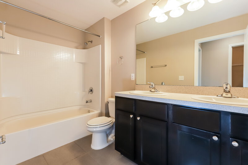 2,595/Mo, 10123 Hawk Storm Ave Tampa, FL 33610 Bathroom View