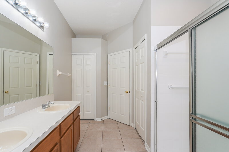 2,310/Mo, 713 Star Pointe Dr Seffner, FL 33584 Main Bathroom View