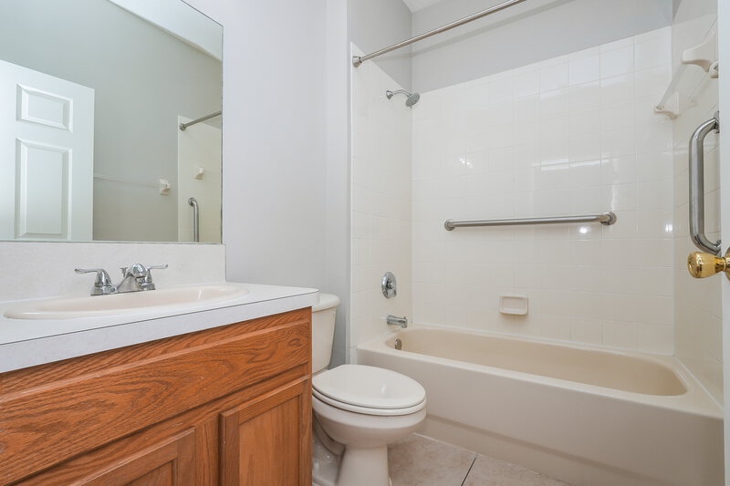 2,310/Mo, 713 Star Pointe Dr Seffner, FL 33584 Bathroom View