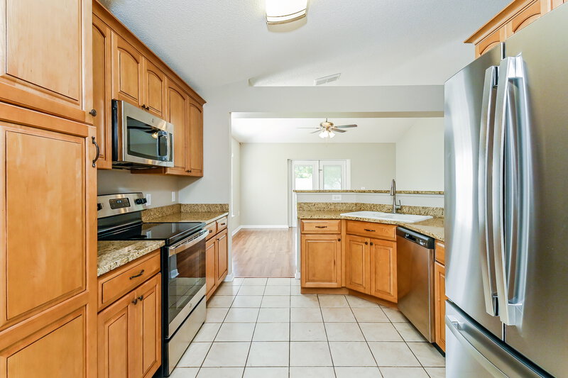2,225/Mo, 8212 Settlers Creek Loop Lakeland, FL 33810 Kitchen View 2