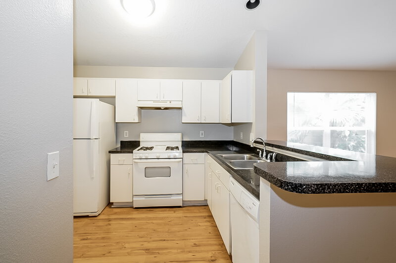 2,035/Mo, 7445 Oxford Garden Cir Apollo Beach, FL 33572 Kitchen View